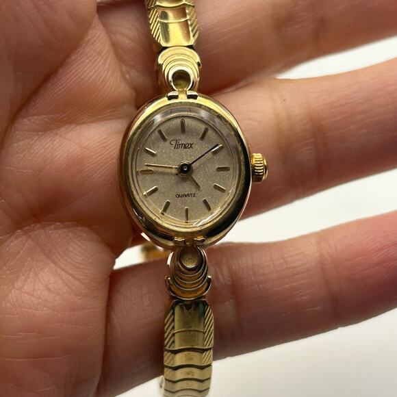 Timex Gold Tone Stainless Steel Women’s Watch Working New Battery - Picture 4 of 8
